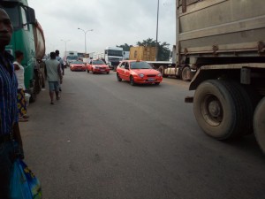Côte d'Ivoire : Des syndicats imposent le paiement de taxes à  des gros camions sur l'autoroute