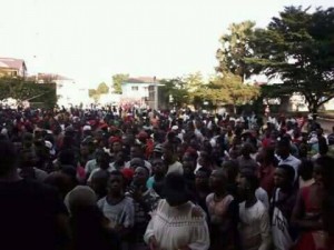 RDC: La  paroisse de Kinshasa assiégée par des militants du parti présidentiel à  la veille d'une marche anti-Kabila