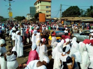 Guinée: Violences policières, des milliers de femmes en «blanc»  dans la rue pour crier leur ras le bol
