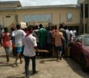 Côte d'Ivoire: Bonoua, la mairie envahie par les jeunes en bandeaux rouges