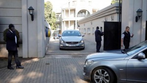 Afrique du Sud: Une somptueuse propriété des Gupta perquisitionnée par les Hawks à  Johannesburg