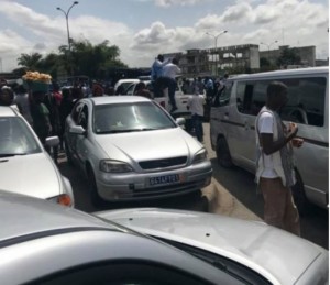 Côte d'Ivoire: La jeunesse  de Yopougon-Sicogi tente de bloquer le corps de Dezzy à  Ivosep, la police charge