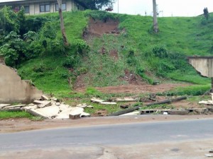 Côte d'Ivoire: Abidjan, une partie de la clôture du HMA cède, le bitume dégradé à  certains endroits du carrefour zoo à  cause de la pluie