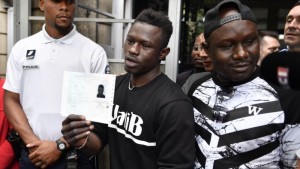 Mali: Le jeune Mamoudou Gassama reçoit ses papiers  et signe un contrat de 10 mois