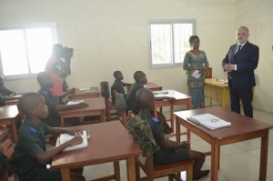 Côte d'Ivoire: Bingerville, l'Ambassadeur de France, Giles Huberson s'imprègne des réalités de l'EMPT et annonce d'important dons