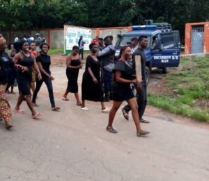Côte d'Ivoire: Après le meurtre qui secoue la ville, les femmes crient leur colère contre les burkinabé à  Bangolo