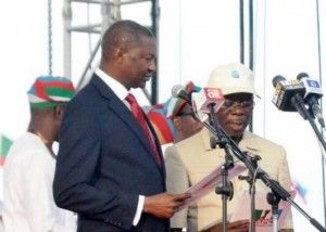 Nigeria: Adams Oshiomhole élu président de l'APC au pouvoir et prête serment, Buhari le félicite