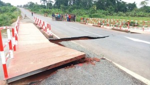 Côte d'Ivoire: Le nouveau pont reliant l'axe Akoupé-Abongoua a cédé sous la pression des eaux