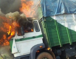 Côte d'Ivoire: Un camion poids lourd prend feu sur autoroute au niveau du camp militaire de Yopougon