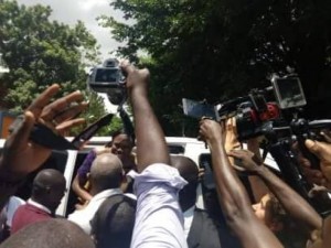 Côte d'Ivoire: Simone Gbagbo enfin dehors, plusieurs dizaines des militants «Gbagbo ou rien»   devant sa résidence pour l'accueillir