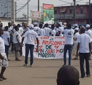 Côte d'Ivoire: À Bassam, malgré les casses d'urnes, les partisans de Moulot marchent en blanc pour réclamer le respect de leurs voix